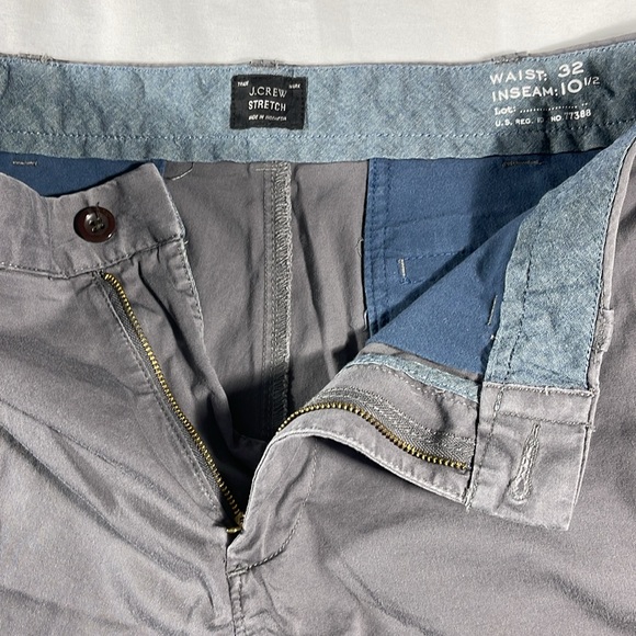 J. Crew mens charcoal grey Stretch basic flat front 10" chino shorts - size 32 - Picture 4 of 12